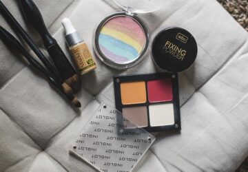I den ständigt föränderliga världen av skönhet och kosmetika framstår Sephora som en banbrytare, som omdefinierar detaljhandelsupplevelsen genom innovation, mångfald och ett orubbligt engagemang för kundnöjdhet. Med sitt ursprung i Frankrike och nu ett globalt kraftpaket, har Sephora etablerat sin närvaro i Sverige, vilket ger ett fräscht och dynamiskt förhållningssätt till skönhetshandel som resonerar med svenska konsumenter.