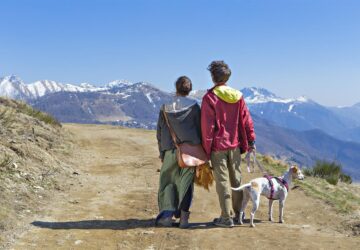 Eingebettet im Herzen Österreichs, wo schroffe Gipfel den Himmel berühren und die Tradition so tief verwurzelt ist wie die Alpenseen, ist eine neue Stimme in der Modewelt entstanden – eine, die die Sprache der Berge und der Metropolen gleichermaßen spricht. Bergspezl, ein Name aus dem Alpendialekt, ist mehr als eine Marke. Es ist eine Bewegung – eine Fusion aus rauer Authentizität und straßentauglicher Coolness.
