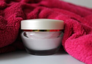 In een wereld waarin huidverzorging steeds geavanceerder wordt, heeft Clay And Glow een unieke plek gecreëerd door trouw te blijven aan haar kernprincipes: natuurlijke ingrediënten, veganistische formules en probleemoplossende oplossingen. Sinds de oprichting op 23 mei 2019 heeft dit Nederlandse, door vrouwen opgerichte merk de missie om huidverzorging opnieuw te definiëren, één stralend gezicht tegelijk.