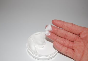 In einer zunehmend achtsamen Welt, in der Selbstpflege und Wellness so selbstverständlich sind, ist selbstgemachte Naturkosmetik viel mehr als nur ein DIY-Projekt: Sie spiegelt Ihren Lebensstil wider und erzählt eine Geschichte, die kein anderes kommerzielles Produkt auf dem Markt erzählen kann. Was ist im Set enthalten? Alles, was Sie brauchen, um Ihre hochwertigen, ökologischen und hautverträglichen Produkte bequem von zu Hause aus herzustellen.