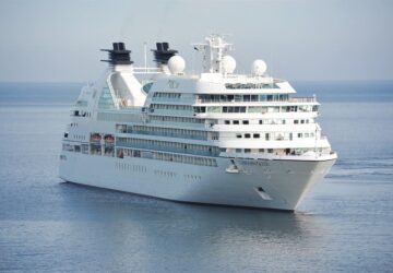 Alors que les préoccupations environnementales occupent une place centrale dans les discussions mondiales, l’industrie maritime est confrontée à d’importantes pressions pour innover et réduire son empreinte écologique. Grandi Navi Veloci (GNV), un important opérateur de ferry en Méditerranée, est à l'avant-garde de cette transformation, en pionnier des pratiques durables qui établissent de nouvelles normes pour les opérations maritimes respectueuses de l'environnement. Cet article explore la manière dont GNV mène la charge en matière de voyages maritimes verts, en soulignant son engagement en faveur du développement durable et les stratégies innovantes qu'il emploie.