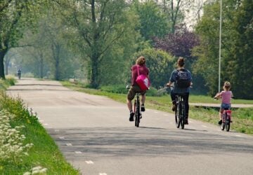 De Algemene Nederlandse Wielrijdersbond (ANWB) is al lang een hoeksteen van reizen en mobiliteit in Nederland en biedt een scala aan diensten die veel verder reiken dan de oorsprong in de late 19e eeuw. Nu het Nederlandse landschap evolueert met de komst van slimmere technologie en groenere initiatieven, staat ANWB voorop en definieert het opnieuw wat het betekent om rond te reizen in een van de dichtstbevolkte landen van Europa.