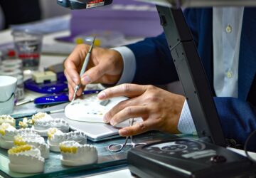 In der sich ständig weiterentwickelnden Welt der Zahnästhetik steht eine deutsche Marke an vorderster Front und weist mit ihrem innovativen Ansatz für die Mundschönheit den Weg: DiamondSmile. DiamondSmile ist dafür bekannt, modernste Technologie mit höchsten Pflegestandards zu verbinden und hat neu definiert, was es bedeutet, ein strahlendes Lächeln zu haben. „Brilliant Smiles: How DiamondSmile is Transforming Dental Aesthetics with Cutting-Edge Technology“ befasst sich mit dem Weg der Marke, die Zahnpflege zu revolutionieren und ein strahlendes Lächeln für alle zugänglich zu machen.