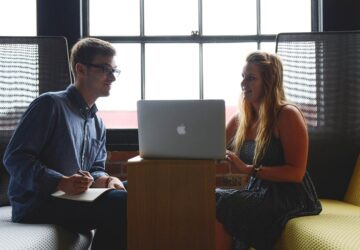 W erze cyfrowej solidna obecność online jest niezbędna do osiągnięcia sukcesu, niezależnie od tego, czy jesteś przedsiębiorcą zakładającym startup, ugruntowaną firmą rozszerzającą swój zasięg, czy osobą chcącą stworzyć osobistego bloga lub portfolio. Wybór odpowiedniego dostawcy hostingu internetowego i domeny może znacząco wpłynąć na wydajność, bezpieczeństwo i dostępność Twojej witryny. Dla osób w Polsce nazwa.pl stała się zaufaną marką w branży, oferującą szeroki zakres usług hostingowych i domenowych dostosowanych do różnych potrzeb.