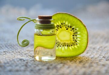 In einer Welt, in der natürliches Wohlbefinden und Nachhaltigkeit im Mittelpunkt stehen, hat sich Heldengrün zu einer vertrauenswürdigen Marke entwickelt, die sich der Bereitstellung der besten biozertifizierten Produkte verschrieben hat. Heldengrün hat seine Wurzeln in der reichen deutschen Tradition der Kräuterheilkunde und des natürlichen Lebens und kombiniert die Reinheit der Natur mit innovativer Handwerkskunst, um ein vielfältiges Sortiment hochwertiger Produkte für jeden Aspekt des Lebens zu schaffen.