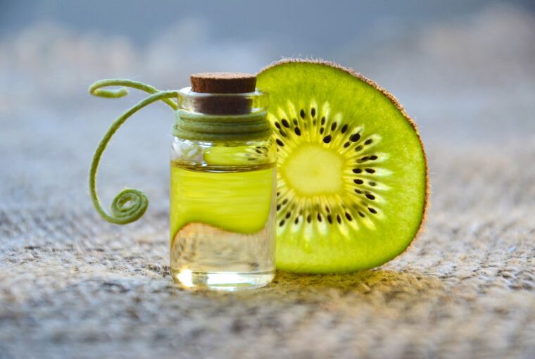 In einer Welt, in der natürliches Wohlbefinden und Nachhaltigkeit im Mittelpunkt stehen, hat sich Heldengrün zu einer vertrauenswürdigen Marke entwickelt, die sich der Bereitstellung der besten biozertifizierten Produkte verschrieben hat. Heldengrün hat seine Wurzeln in der reichen deutschen Tradition der Kräuterheilkunde und des natürlichen Lebens und kombiniert die Reinheit der Natur mit innovativer Handwerkskunst, um ein vielfältiges Sortiment hochwertiger Produkte für jeden Aspekt des Lebens zu schaffen.