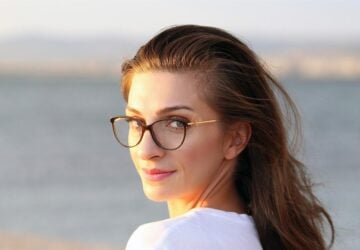 I hjärtat av Sveriges livliga teknik- och modescen framstår Mister Spex som en ledstjärna för innovation inom glasögonbranschen. Med ett åtagande att blanda bekvämlighet online med oöverträffad stil och precision, har Mister Spex omdefinierat standarderna för glasögonshopping, vilket gör den till en banbrytare på marknaden.