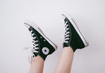 In der sich ständig weiterentwickelnden Welt der Mode haben es nur wenige Marken geschafft, ihre Relevanz und Anziehungskraft über Generationen hinweg so aufrechtzuerhalten wie Converse. Converse ist für seine legendären Chuck Taylor All-Star-Sneaker bekannt und hat seine Ursprünge auf dem Basketballplatz hinter sich gelassen. Heute ist das Unternehmen ein fester Bestandteil der Streetwear und ein Symbol für Individualität und Kreativität. In Deutschland ist der Einfluss der Marke unverkennbar, da sie die Landschaft der Sneaker und der Street Fashion weiterhin neu definiert.