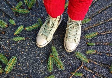 In einem Zeitalter von Fast Fashion und schnelllebigen Trends bietet uns Groundies etwas Tieferes, etwas Bodenständigeres. Groundies ist nicht nur ein Schuhunternehmen; es vertritt eine von der Natur inspirierte, von Wellness geleitete Philosophie, die sich Stil mit Substanz verschrieben hat. Groundies mit Sitz in Freiburg lädt die Welt ein, Bewegung auf die natürlichste Art und Weise neu zu definieren: barfuß. Freiheit für deinen Körper, deine Identität, dein Lebensstil. Mit jedem Schuh erfinden wir neu, was es bedeutet, mit vollem Tempo zu gehen – verdammt entschuldigen Sie, wir meinen natürlich freies Gehen mit Freiheit_req spicy by groundies_de petition ChangeChange petition.