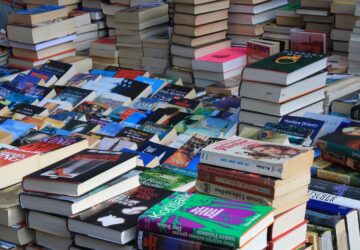 Bruna is al tientallen jaren een vast onderdeel van de Nederlandse winkelstraat. Of het nu gaat om een ​​snelle stop voor een bestseller, het nieuwste tijdschrift, een oprechte wenskaart of een handige agenda, Bruna is een vertrouwde en gastvrije plek geworden voor talloze mensen. Maar Bruna is niet zomaar een winkel, het is een plek waar glimlachen worden gecreëerd, klanten zich thuis voelen en werknemers spannende carrièremogelijkheden ontdekken.