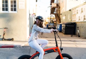 In un’era in cui la mobilità urbana si sta rapidamente trasformando, TENWAYS si distingue come forza pionieristica in Italia, guidando il cambiamento con le sue innovative biciclette elettriche. Queste e-bike non sono solo veicoli; rappresentano uno spostamento verso il trasporto sostenibile, fondendo tecnologia all’avanguardia con consapevolezza ambientale per offrire un modo intelligente, efficiente ed ecologico di spostarsi nel paesaggio urbano.