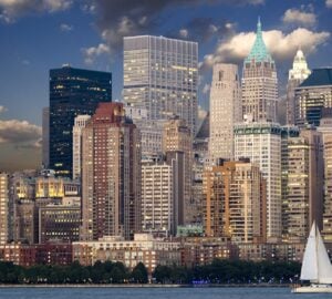 Il y a New York, et puis il y a New York vue d'en haut. Au sommet du One World Trade Center se dresse le One World Observatory, offrant des vues panoramiques à couper le souffle depuis le point culminant de New York. Bien plus qu'une simple plateforme d'observation, c'est une expérience immersive qui transforme votre perception de la skyline, des arrondissements et de l'énergie de la ville qui ne dort jamais.