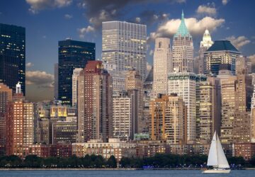 Il y a New York, et puis il y a New York vue d'en haut. Au sommet du One World Trade Center se dresse le One World Observatory, offrant des vues panoramiques à couper le souffle depuis le point culminant de New York. Bien plus qu'une simple plateforme d'observation, c'est une expérience immersive qui transforme votre perception de la skyline, des arrondissements et de l'énergie de la ville qui ne dort jamais.