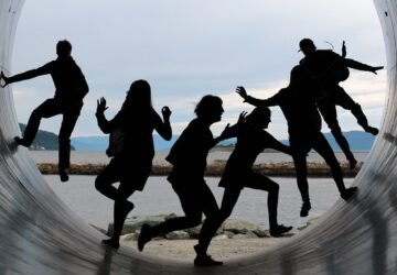Decathlon, un marchio originario della Francia, ha fatto passi significativi in vari mercati globali, tra cui l’Italia, dove è stato accolto calorosamente dalla comunità sportiva locale. Con il suo motto di rendere lo sport accessibile a molti, Decathlon ha rivoluzionato il mondo del commercio al dettaglio di articoli sportivi in Italia, portando l'innovazione a prezzi accessibili in primo piano nel suo modello di business. Questo articolo esplora come Decathlon sia diventato un punto di svolta nel settore sportivo italiano, democratizzando l'accesso alle attrezzature e all'abbigliamento sportivo attraverso il suo approccio innovativo.