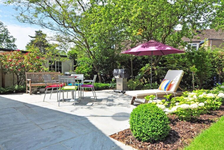 Wenn Sie Ihren Außenbereich verschönern möchten, verbinden Sie Funktionalität und Schönheit am besten mit einem Gartenhaus. Ob Sie einen ruhigen Rückzugsort, einen Geräteschuppen, eine Wellnessoase oder sogar ein Gästehaus suchen – die Gartenhausfabrik bietet eine außergewöhnliche Auswahl an hochwertigen Gartenhäusern, die Ihren individuellen Bedürfnissen gerecht werden. Dank der großen Auswahl an Stilen und Größen, die online verfügbar sind, war der Kauf Ihres idealen Gartenhauses noch nie so einfach. Wir bei der Gartenhausfabrik wissen, dass jeder Garten und jedes Haus anders ist. Deshalb bieten wir individuelle Lösungen, die zeitlose Handwerkskunst, modernes Design und hochwertige Materialien vereinen. So werden unsere Gartenhäuser zur perfekten Ergänzung für jeden Außenbereich. Ob Sie ein klassisches Holzgartenhaus oder eine moderne Sauna suchen – wir haben das perfekte Modell für Sie.