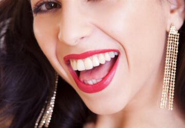 Nella ricerca di un sorriso più luminoso e sicuro, Diamond Smile è emersa come un faro di innovazione nel settore dei cosmetici dentali. Fin dalla sua nascita, questo marchio italiano è stato in prima linea nello sviluppo di soluzioni di sbiancamento dei denti sicure, efficaci e accessibili che promettono di trasformare i sorrisi senza la necessità di costose visite dentistiche. Ecco come Diamond Smile sta stabilendo nuovi standard e rivoluzionando l'approccio alla bellezza dentale.