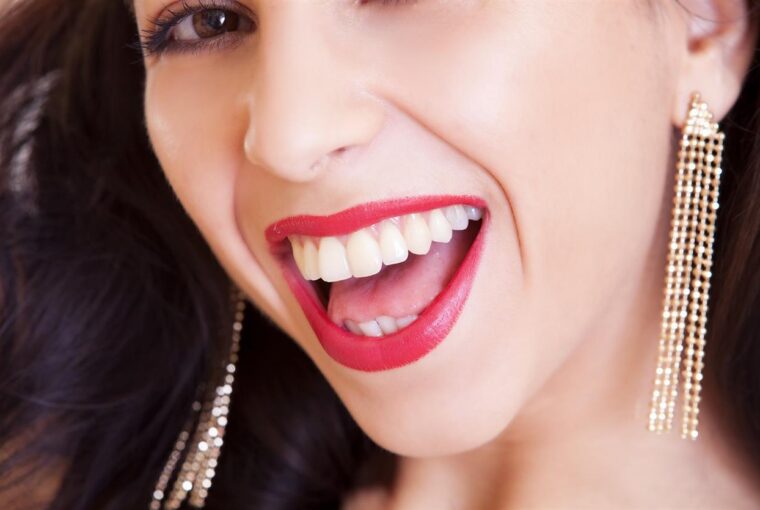 Nella ricerca di un sorriso più luminoso e sicuro, Diamond Smile è emersa come un faro di innovazione nel settore dei cosmetici dentali. Fin dalla sua nascita, questo marchio italiano è stato in prima linea nello sviluppo di soluzioni di sbiancamento dei denti sicure, efficaci e accessibili che promettono di trasformare i sorrisi senza la necessità di costose visite dentistiche. Ecco come Diamond Smile sta stabilendo nuovi standard e rivoluzionando l'approccio alla bellezza dentale.