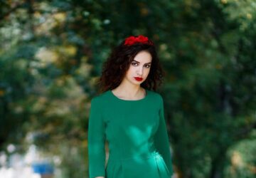 In einer Welt, in der Modetrends kommen und gehen, sticht MADELEINE als Symbol zeitloser Eleganz und anspruchsvollen Stils hervor. Diese in Österreich ansässige Marke hat sich eine Nische geschaffen, indem sie hochwertige Damenmode anbietet, die flüchtige Trends überdauert. Mit ihrem Engagement für Handwerkskunst, Luxus und zeitlosen Stil definiert MADELEINE neu, was es bedeutet, sich elegant zu kleiden.