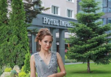 In der dynamischen Welt der Mode bleiben High-End-Designs oft Laufstegen und Elitekreisen vorbehalten, aber MADELEINE, eine renommierte deutsche Marke, bricht mit dieser Norm. Durch die Verbindung von Luxus und Zugänglichkeit hat MADELEINE einen einzigartigen Raum geschaffen, in dem High Fashion für die anspruchsvolle, moderne Frau erreichbar ist. Dieser Artikel befasst sich mit der Reise von MADELEINE und untersucht, wie das Unternehmen laufstegwürdige Mode in die Alltagsgarderobe bringt.