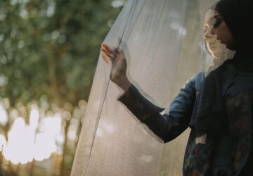 Dans le paysage luxuriant de la culture française, où la littérature occupe une place vénérée, Audible s’est imposé comme un porte-flambeau moderne de la narration. Cette plateforme innovante a non seulement capturé l’essence des formes narratives traditionnelles, mais a également introduit un changement dynamique dans la façon dont les histoires sont consommées et vécues. Grâce à sa vaste collection de livres audio, de podcasts et de contenus originaux, Audible redéfinit les contours de la narration, la rendant accessible, polyvalente et plus engageante que jamais.