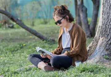 In een wereld waarin multitasken de norm is geworden, is de manier waarop we boeken consumeren drastisch geëvolueerd. Audible, een merk dat de audioboekindustrie stormenderhand heeft veroverd, staat aan het front van deze transformatie. Audible werd oorspronkelijk opgericht in de VS en is een wereldleider geworden, en de populariteit in Duitsland is alleen maar toegenomen. Met zijn uitgebreide collectie audioboeken, podcasts en audio-entertainment herdefinieert Audible hoe we literatuur ervaren: één luisterbeurt tegelijk. Audible heeft het gemakkelijker dan ooit gemaakt om je te verdiepen in een goed boek terwijl je je dag doorbrengt. Of je nu aan het forenzen bent, aan het sporten bent of gewoon thuis ontspant, Audible geeft je toegang tot je favoriete verhalen en genres met één klik op de knop. Door een breed scala aan content aan te bieden, waaronder bestsellers, non-fictie, zelfontwikkeling en meer, voorziet Audible in ieders smaak, waardoor literatuur toegankelijker en leuker wordt.