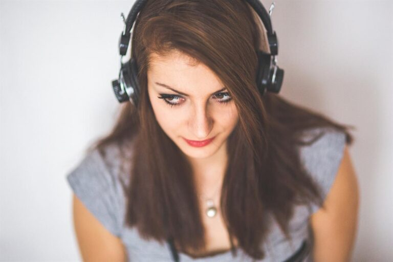 À l’ère du numérique, où les clameurs du monde moderne étouffent souvent la simplicité d’une bonne histoire, Audible est devenu un phare pour les bibliophiles et les auditeurs occasionnels. En tant que marque française engagée à enrichir la vie grâce au pouvoir de la narration, nous avons été témoins de l'impact transformateur d'Audible sur le paysage de la narration moderne. Cette plateforme a non seulement révolutionné la façon dont nous consommons la littérature, mais a également insufflé une nouvelle vie à l’art du récit, le rendant accessible et engageant pour un public mondial.