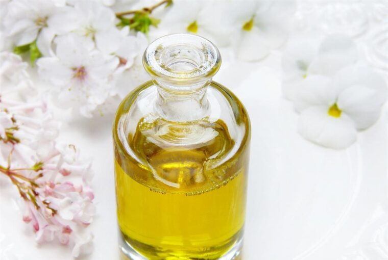 Immerso nel cuore della Provenza, L'OCCITANE en Provence incarna lo spirito vibrante e il fascino rustico del sud della Francia. Questo rinomato marchio di bellezza si è fatto un nome sfruttando le ricche risorse naturali della Provenza per creare prodotti che non solo migliorano la bellezza ma promuovono anche pratiche sostenibili.