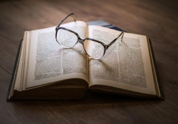 In einer Ära, die von digitalen Innovationen und veränderten Medienkonsumgewohnheiten geprägt ist, sticht Audible als revolutionäre Kraft in der Welt des Geschichtenerzählens hervor. Was als einfache Plattform für Hörbücher begann, hat sich seitdem zu einem riesigen, immersiven Ökosystem entwickelt, in dem Hörer auf alles zugreifen können, von traditionellen Romanen bis hin zu Podcasts, exklusiven Audioserien und sogar neuen Formen interaktiver Inhalte. Audible bietet nicht nur eine alternative Möglichkeit, Bücher zu konsumieren – es verändert auch die Art und Weise, wie wir Geschichten selbst erleben. Als international anerkannte Marke hat Audible unsere Denkweise über das Geschichtenerzählen verändert und ein vielfältiges globales Publikum angesprochen. Und für das deutsche Publikum war dieser Wandel besonders bedeutsam. Von großen Bestsellern in deutscher Sprache bis hin zu Audible Originals, die speziell für deutsche Hörer produziert werden, definiert Audible die Art und Weise neu, wie wir Geschichten genießen. Lassen Sie uns untersuchen, wie Audible dazu beiträgt, die Zukunft des Geschichtenerzählens zu gestalten und warum es zu einem so integralen Bestandteil der modernen Unterhaltungslandschaft wird.