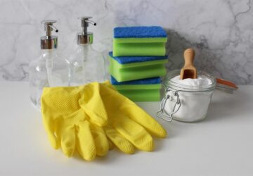 In einer Zeit, in der Überfluss und Opulenz oft Luxus definieren, gibt es eine Marke, die einen ruhigen und selbstbewussten Gegenpol zur überwältigenden Konsumflut bildet. MUJI, 1980 in Japan gegründet, hat sich mit seiner Philosophie von Einfachheit, Funktionalität und Qualität einen einzigartigen Platz in den Herzen von Verbrauchern weltweit erobert. Der Markenname – MUJI – ist die Abkürzung für Mujirushi Ryohin, was so viel wie „No-Brand-Qualitätsware“ bedeutet und die Grundüberzeugung widerspiegelt, dass die besten Produkte für sich selbst sprechen, ohne auffällige Logos oder unnötigen Schnickschnack.