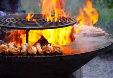 Für viele im Norden ist Grillen mehr als nur eine Art zu kochen – es ist ein gesellschaftliches Ereignis, eine Tradition, die Freunde und Familie zusammenbringt. Was bei MAGNA als einfaches Treffen am Grill begann, hat sich zu einer Mission entwickelt, die Art und Weise zu verändern, wie Menschen die Kunst des Grillens erleben. Die Geschichte von MAGNA ist eine Geschichte von Leidenschaft, Innovation und dem Engagement, Grillbegeisterten die besten Produkte zu bieten, die alle aus dem Wunsch heraus entstanden sind, das Grillen für alle einfacher und angenehmer zu machen.