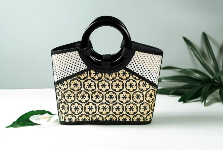 Luxusmode muss nicht teuer sein – und bei Michael Kors lebt dieser Glaube in Form exklusiver Sale-Favoriten, die zeitlosen Stil in greifbare Nähe rücken. Ob Sie Ihre Capsule Wardrobe zusammenstellen oder auf der Suche nach dem einen Highlight sind – die Michael Kors Sale-Kollektion bietet Must-haves zu unwiderstehlichen Preisen.
