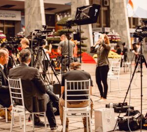 Dans le monde numérique d'aujourd'hui, l'information est omniprésente, mais les liens authentiques sont rares. Alors que d'innombrables plateformes rivalisent pour capter l'attention avec des titres à sensation et du contenu viral, Le Bien Public s'est forgé une identité unique : non seulement comme fournisseur d'information, mais aussi comme un pont reliant les gens, les lieux et les perspectives au sein des communautés. Plus qu'un simple compte rendu d'événements, Le Bien Public raconte des histoires qui rapprochent les gens du monde qui les entoure, transformant l'information en lien social.