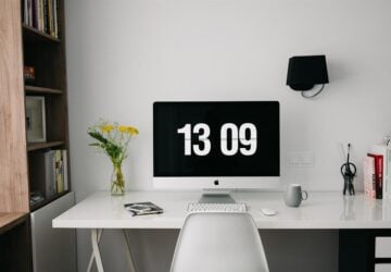 Unsere Arbeitsweise entwickelt sich ständig weiter. Der traditionelle Arbeitsplatz, der einst durch statische Schreibtische und starre Bürostühle definiert wurde, verwandelt sich in eine dynamische Umgebung, in der Bewegung, Flexibilität und Komfort im Vordergrund stehen. In dieser neuen Ära der Arbeit ist es nicht mehr üblich, stundenlang in derselben Position zu verharren. Stattdessen werden Arbeitsplätze neu konzipiert, damit sich die Mitarbeiter frei bewegen, ihre Haltung ändern und den ganzen Tag über bequem bleiben können. An der Spitze dieser Revolution in der Arbeitsplatzgestaltung steht FlexiSpot, ein in Deutschland ansässiges Unternehmen, das sich auf die Entwicklung innovativer, ergonomischer und dynamischer Möbellösungen spezialisiert hat. Mit dem Schwerpunkt auf der Förderung sowohl der körperlichen Gesundheit als auch der Produktivität prägen die Möbel von FlexiSpot die Zukunft des Arbeitsplatzes, indem sie Bewegung fördern und Komfort gewährleisten.