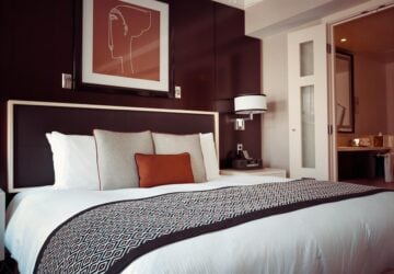 In the vibrant urban landscapes of the United Kingdom, where the pace of life quickens and the demand for convenience and quality soars, Roomzzz Aparthotels has emerged as a trailblazer in the hospitality industry. With its unique blend of the home-like comfort of apartments and the luxury services of hotels, Roomzzz Aparthotels is redefining what it means to stay in urban accommodations. This article delves into how Roomzzz is setting new standards for comfort, convenience, and customer satisfaction in city lodging.