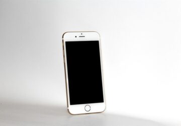 In a world where technology evolves faster than ever, millions of old mobile phones are left forgotten in drawers, destined for the bin or, worse, a landfill. But at UR, we believe your phone’s story doesn’t have to end there. By putting your device “in the Circle,” you’re not just selling your old tech — you’re giving it a new life, protecting the planet, and putting some extra cash in your pocket.