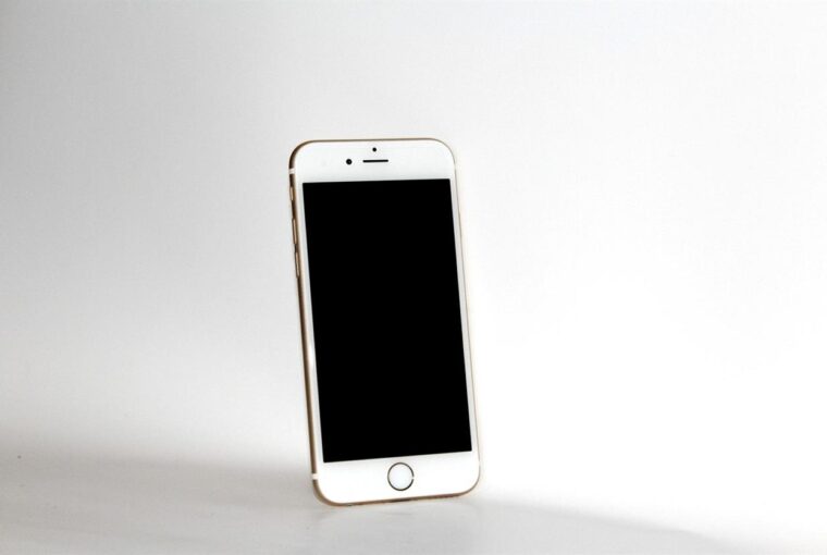 In a world where technology evolves faster than ever, millions of old mobile phones are left forgotten in drawers, destined for the bin or, worse, a landfill. But at UR, we believe your phone’s story doesn’t have to end there. By putting your device “in the Circle,” you’re not just selling your old tech — you’re giving it a new life, protecting the planet, and putting some extra cash in your pocket.