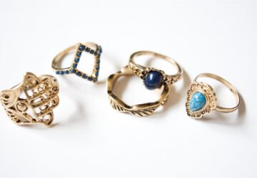 In the world of jewelry, where trends come and go, Oak & Luna has carved a niche for itself by focusing on timeless elegance paired with personalized charm. Known for its exquisite and customizable pieces, Oak & Luna is redefining how individuals express their unique stories and identities through jewelry. This article delves into the unique designs of Oak & Luna and how the brand seamlessly blends elegance with a personal touch.