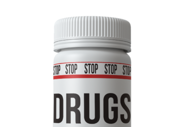 Zyclora est un médicament antiviral utilisé pour traiter les infections oculaires causées par le virus de l'herpès simplex (HSV). Son principe actif est l'aciclovir, un composé bien connu et largement utilisé, dont l'efficacité dans le traitement des infections herpétiques est démontrée. Zyclora se présente le plus souvent sous forme de pommade ophtalmique à 3 % et est un médicament topique, généralement disponible sur ordonnance.