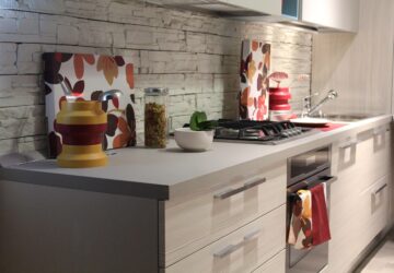 Anzeige In der heutigen schnelllebigen Gesellschaft, in der die Anforderungen des Alltags uns nach Ruhe und Entspannung sehnen lassen, bietet der Landhausstil eine wunderschöne Oase. Warm und einladend verleiht er jedem Zuhause einen Hauch von Natur, perfekt gepaart mit Gelassenheit und Gemütlichkeit. Stilvolles Design Für alle, die zeitlose Eleganz in ihren Wohnraum bringen möchten, ist Moebro.de die richtige Adresse. Moebro hat sich romantischen Landhausmöbeln verschrieben.de Von wunderschönen Massivholzmöbeln bis hin zu einer zauberhaften, fröhlichen und kinderfreundlichen Raumgestaltung: Wer kann sich ein Haus ohne diese Elemente vorstellen?