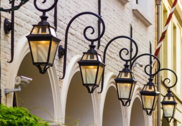 Verlichting is meer dan alleen een functionele noodzaak: het is een essentieel element van woningontwerp dat de stemming bepaalt, architectonische kenmerken benadrukt en de algehele sfeer van een ruimte verbetert. In dit opzicht staat Lampenlicht, een gerenommeerd Belgisch verlichtingsmerk, voorop in innovatie en stijl en biedt het een breed scala aan hoogwaardige verlichtingsoplossingen die zowel stijlvol als duurzaam zijn. Of u nu een gezellige woonkamer verlicht of verfijning toevoegt aan een modern kantoor, Lampenlicht biedt een scala aan verlichtingsproducten die tegemoetkomen aan alle smaken, voorkeuren en budgetten.