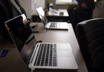 In der heutigen, sich rasant entwickelnden Welt erscheint der Lebenszyklus elektronischer Geräte kürzer denn je. Jedes Jahr kommen neue Modelle von Smartphones, Laptops und Gadgets auf den Markt, was dazu führt, dass Verbraucher ihre alten Geräte zugunsten neuester Technologie entsorgen. Doch diese alten Elektronikgeräte sind oft noch funktionsfähig und wertvoll. Hier kommt WIRKAUFENS ins Spiel, ein Unternehmen, das die Re-Commerce-Branche revolutioniert hat, indem es Elektronikgeräten ein zweites Leben schenkt. Wirkaufens wurde 2008 von Christian Wolf gegründet und hatte zunächst eine einfache, aber wirkungsvolle Mission: die Lebensdauer elektronischer Geräte zu verlängern, Elektroschrott zu reduzieren und Verbrauchern erschwingliche Alternativen zu bieten. Im Laufe der Jahre hat sich WIRKAUFENS zu einem vertrauenswürdigen Namen im Re-Commerce-Sektor im deutschsprachigen Raum, insbesondere in Österreich, Deutschland und der Schweiz, entwickelt. Mit heute über 110 Mitarbeitern ist das Unternehmen führend in der Aufarbeitung von Elektronik und macht sie einem breiteren Publikum zugänglich.