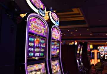 In der Schweiz hat der Reiz eines Jackpots schon immer die Fantasie vieler Menschen beflügelt. Ganz gleich, ob es sich um die Spannung eines Lottogewinns oder das Potenzial einer riesigen Auszahlung bei einem Online-Spiel handelt, die Idee, große Gewinne zu erzielen, war eine treibende Kraft hinter der Beliebtheit dieser Spiele. Aber was macht Jackpots so spannend? Welche Geheimnisse liegen hinter den massiven Siegen und den Mechanismen, die sie ermöglichen? Tauchen wir ein in die faszinierende Welt der Jackpots und erkunden wir, wie sie Spieler weltweit, insbesondere in der Schweiz, weiterhin in ihren Bann ziehen.