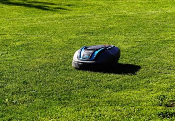 In einer Welt, die immer mehr in Richtung Automatisierung und Innovation tendiert, wagt Segway, die Marke, die für ihre hochmodernen Transportlösungen bekannt ist, einen mutigen Schritt in ein neues Gebiet: die robotergestützte Rasenpflege. Mit der Einführung des Roboter-Rasenmähers Navimow bringt Segway nicht nur ein neues Produkt auf den Markt, sondern erfindet vielmehr neu, wie wir unsere Gärten und Außenbereiche pflegen. Der Navimow ist ein Beweis für Segways Engagement, das Leben durch Technologie bequemer, komfortabler und vor allem intelligenter zu machen. Dieses revolutionäre Produkt wird unsere Denkweise über die Rasenpflege verändern, indem es sie effizienter, umweltfreundlicher und mühelos bequemer macht.