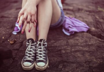 Groundies widersetzt sich dem Trend und bietet eine sinnvolle Alternative – ein Bekenntnis zu Authentizität, Gesundheit und bewusstem Design in einer Welt, in der Mode oft schneller geht als Bedeutung. Groundies, geboren im farbenfrohen und grünen Freiburg, ist so viel mehr als nur eine weitere Schuhmarke. Es ist eine Bewegung, die unsere Art zu gehen, unsere Kleidung und ihre Bedeutung neu definiert. Entdecken Sie eine Welt, in der Freiheit, Wohlbefinden und ein achtsames Leben Teil jeder Bewegung sind.