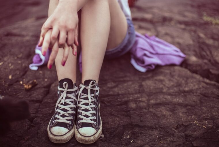 Groundies widersetzt sich dem Trend und bietet eine sinnvolle Alternative – ein Bekenntnis zu Authentizität, Gesundheit und bewusstem Design in einer Welt, in der Mode oft schneller geht als Bedeutung. Groundies, geboren im farbenfrohen und grünen Freiburg, ist so viel mehr als nur eine weitere Schuhmarke. Es ist eine Bewegung, die unsere Art zu gehen, unsere Kleidung und ihre Bedeutung neu definiert. Entdecken Sie eine Welt, in der Freiheit, Wohlbefinden und ein achtsames Leben Teil jeder Bewegung sind.