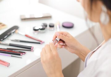 Sephora, ett kraftpaket inom den globala skönhetsindustrin, har förändrat detaljhandeln avsevärt sedan starten. Känd för sitt breda utbud av produkter och innovativa shoppingupplevelser, har Sephoras tillvägagångssätt inte bara förändrat hur produkter säljs utan också hur de presenteras och upplevs av konsumenterna. I Sverige, ett land känt för sin designkänslighet och etiska konsumtionsförmåga, är Sephoras inverkan särskilt djupgående och förenar globala trender med lokala värderingar. Den här artikeln undersöker hur Sephora fortsätter att revolutionera detaljhandelslandskapet över hela världen, med en närmare titt på dess inflytande i Sverige.