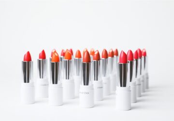 SEPHORA se ha establecido como líder mundial en la industria minorista de belleza, reconocida por su enfoque innovador, espíritu inclusivo y experiencia incomparable. Desde sus inicios, SEPHORA ha transformado la forma en que los consumidores descubren, experimentan y compran productos de belleza. En España, SEPHORA continúa revolucionando el panorama de la belleza, ofreciendo una amplia gama de productos de alta calidad, servicios expertos y un ambiente acogedor para todos los entusiastas de la belleza.