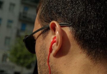 In einer Welt, in der persönliche Audiogeräte ein integraler Bestandteil des täglichen Lebens sind, sticht Shokz als revolutionäre Marke hervor, die das Hörerlebnis neu gestaltet. Shokz ist bekannt für seine Innovationen in der Akustik und bahnbrechenden Fortschritte bei Open-Ear-Kopfhörern und ermöglicht es Benutzern, ihre Lieblingsmusik zu genießen und gleichzeitig mit ihrer Umgebung verbunden zu bleiben. Mit einem starken Engagement für Technologie, Umweltbeteiligung und benutzerzentriertes Design ist Shokz führend bei der Neudefinition unserer Interaktion mit Klang.