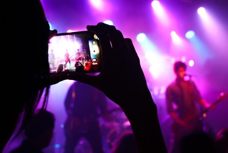 I det stadigt udviklende landskab af digital underholdning er der dukket en ny spiller op for at omdefinere seeroplevelsen i hele Europa: Sky Showtime. Dette danske brand har påbegyndt en ambitiøs rejse for at bringe et uovertruffent udvalg af streamingindhold til millioner af seere, hvilket indvarsler en ny æra af streamingunderholdning med sin innovative tilgang og mangfoldige tilbud.