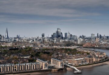 Perched high above the Thames, The View from The Shard isn’t just a lookout—it’s a complete sensory experience that brings London to life from over 800 feet in the air. For international visitors, particularly those coming from the United States, it’s one of the most striking introductions to the city’s skyline, history, and spirit.